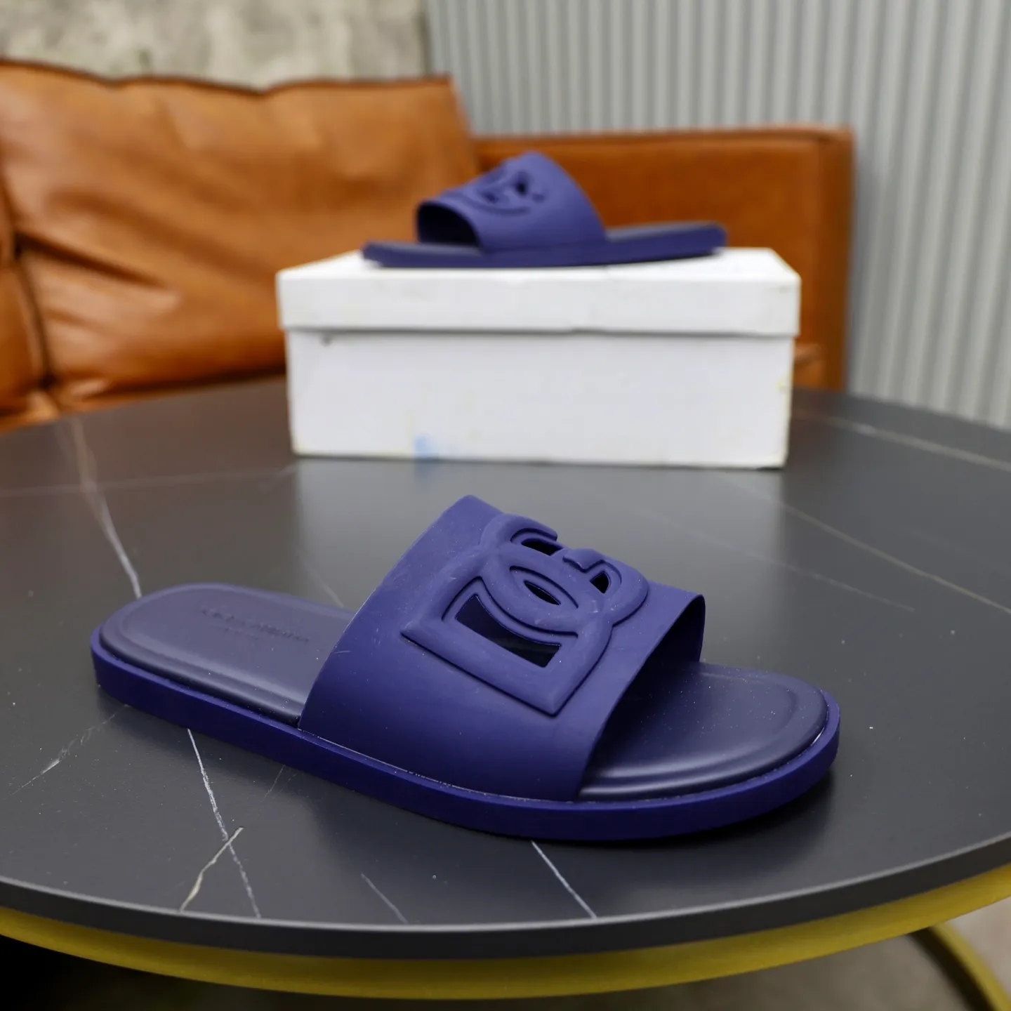 Ex-factory price: 340💰🙅‍♂️🙅‍♂️🙅‍♂️ Brand: DG Standard code: 38-44 (45 customized) Grade: Same as the official website Material: Original leather design Original lightweight wear-resistant molded outsole Style category: Men's fashion sandals Distinguished luxury brand elements Top luxury Color: Actual picture color